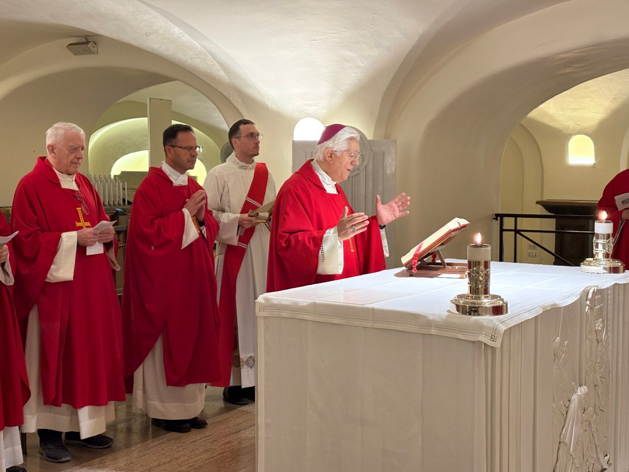 Homilía del obispo Cerrato en la misa mensual por Benedicto XVI